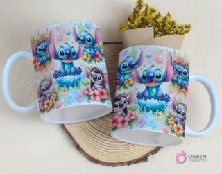 Par de tazas sublimadas con diseño de Stitch sentado sobre charco de agua azul y flores tropicales, rodeado de otros Stitch en un paisaje veraniego