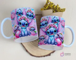 Par de tazas sublimadas con diseño de Stitch con corona de flores y pequeños Stitch bebés en tutús o lazos, en entorno rosa pastel festivo
