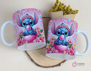 Par de tazas sublimadas con diseño de Stitch bebé soplando chicle, sentado en un huevo rosa, rodeado de flores tropicales y burbujas