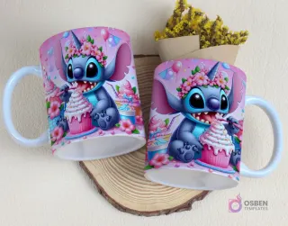Par de tazas sublimadas con diseño de Stitch comiendo un cupcake con glaseado rosa, rodeado de dulces y globos de fiesta en un fondo rosa pastel
