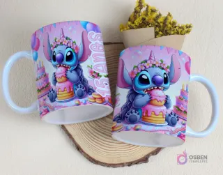 Par de tazas sublimadas con diseño de Stitch celebrando un cumpleaños, comiendo un trozo de pastel y con decoración festiva de globos y confeti