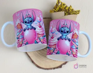 Par de tazas sublimadas con diseño de Stitch como unicornio con cuerno de flores, sentado en burbuja rosa, rodeado de cupcakes y dulces