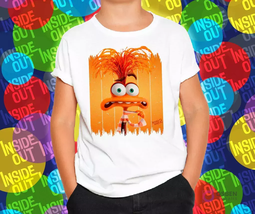 Polera blanca con diseño de Ansiedad de Intensamente 2 con cabello naranja y expresión nerviosa, ideal para fans de Pixar.
