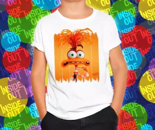 Polera blanca con diseño de Ansiedad de Intensamente 2 con cabello naranja y expresión nerviosa, ideal para fans de Pixar.