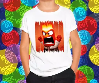 Polera para niño con diseño de Furia de Intensamente 2, personaje rojo con llamas en la cabeza y expresión iracunda.