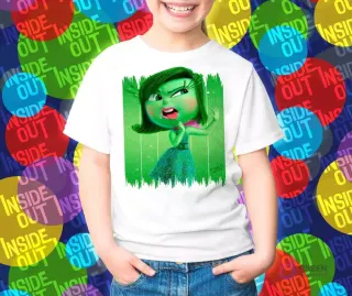 Polera blanca con la emoción Desagrado de Intensamente 2, personaje verde con un gesto de desaprobación.