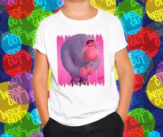 Polera blanca con el personaje Vergüenza de Intensamente 2, emoción rosada y grande con una sudadera morada, encogiéndose.
