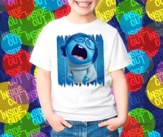 Polera infantil blanca con el diseño de Tristeza de Intensamente 2, personaje azul con anteojos y expresión de llanto.