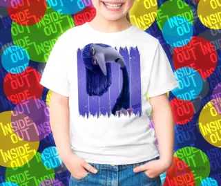 Polera blanca con el personaje Ennui de Intensamente 2, emoción morada con pelo largo y postura de aburrimiento.