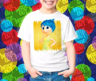 Polera blanca con la emoción Alegría de Intensamente 2, personaje amarillo con sonrisa brillante y postura optimista.