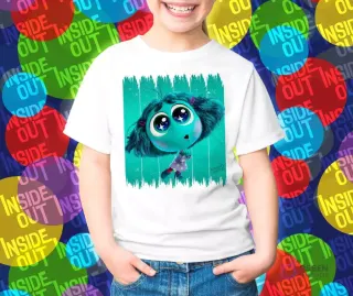 Polera blanca con el personaje Envidia de Intensamente 2, emoción pequeña azul-verde con ojos grandes y expresión de admiración.