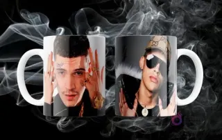 Dos tazas blancas sublimadas, una con Jairo Vera y la otra con Pailita en poses distintivas, fondo oscuro y humo.
