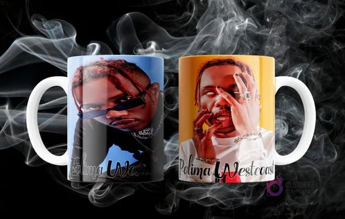 Dos tazas blancas sublimadas con representaciones artísticas de Polimá Westcoast, sobre un fondo oscuro con humo.