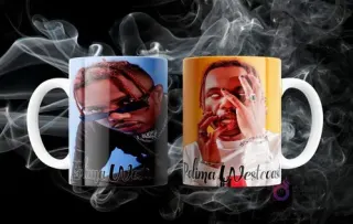Dos tazas blancas sublimadas con representaciones artísticas de Polimá Westcoast, sobre un fondo oscuro con humo.