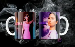 Dos tazas blancas sublimadas con fotografías elegantes de Paloma Mami, en un fondo oscuro con patrones de humo.