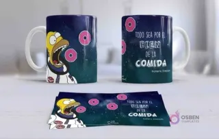 Dos tazas de sublimación con Homero Simpson astronauta y la frase 'Todo sea por el bien de la comida' en un fondo espacial, más la plantilla.