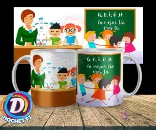 Taza personalizada para educadora parvularia con diseño de maestra, niños y pizarra A.E.I.O.U, mensaje 'la mejor tía eres tú'.