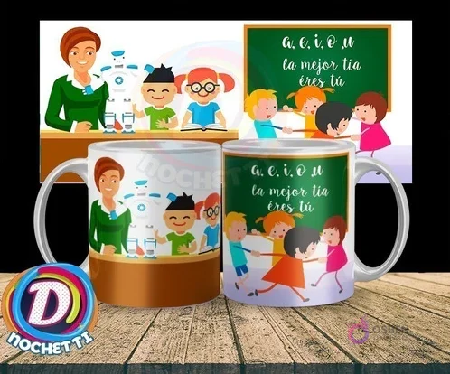 Taza personalizada para educadora parvularia con diseño de maestra, niños y pizarra A.E.I.O.U, mensaje 'la mejor tía eres tú'.