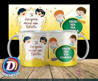 Taza sublimada para profesora con diseño de estrellas y mensaje 'Tú eres quien merece una Estrella', y saludo 'Feliz Día Tía Carola'.