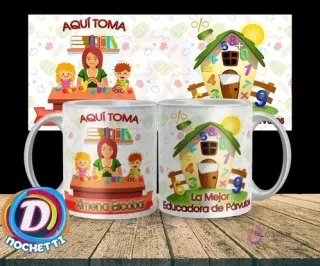 Taza personalizada para maestra de preescolar con diseño de aula, niños jugando y casa con números, frase 'La Mejor Educadora de Párvulo'.