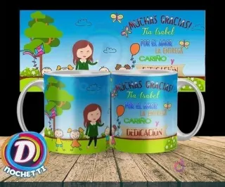 Taza de agradecimiento para tía parvularia con diseño de maestra, niños, cometas y mensaje 'Muchas Gracias Tía Isabel por el amor y la dedicación'.