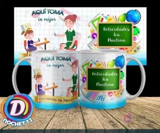 Taza con diseño escolar para educadora de párvulos con maestra, estudiante y pizarra 'Felicidades Tía Paulina', fondo de útiles escolares.