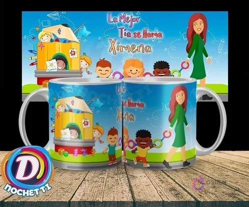 Taza para la mejor tía parvularia con diseño de maestra, niños de diferentes etnias y una casa lápiz, mensaje 'La Mejor Tía se llama Ximena'.