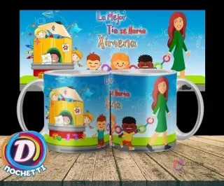 Taza para la mejor tía parvularia con diseño de maestra, niños de diferentes etnias y una casa lápiz, mensaje 'La Mejor Tía se llama Ximena'.