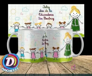 Taza para el Día de la Educadora Tía Beatriz con diseño de dibujos infantiles de maestra y niños, fondo de cuaderno escolar.