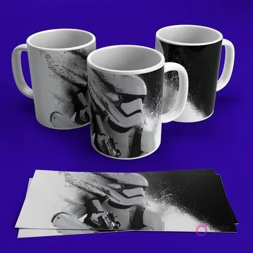 Mugs de sublimación con diseño artístico de Stormtrooper en blanco y negro, estilo moderno con salpicaduras, sobre fondo morado.