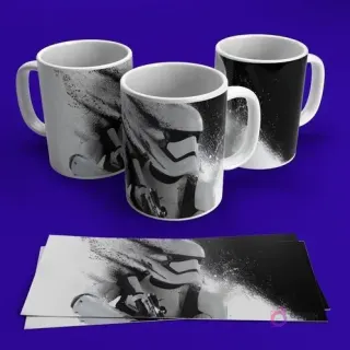 Mugs de sublimación con diseño artístico de Stormtrooper en blanco y negro, estilo moderno con salpicaduras, sobre fondo morado.