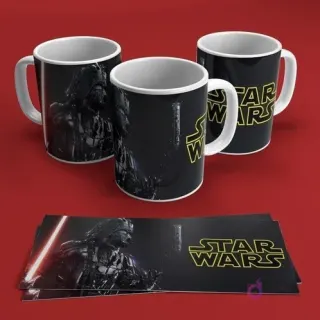 Mugs de sublimación negros con diseño de Darth Vader y logo Star Wars sobre fondo rojo, efecto oscuro y dramático.