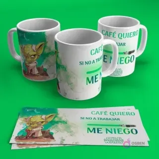 Mugs de sublimación con diseño divertido de Baby Yoda y frase 'CAFÉ QUIERO SI NO A TRABAJAR ME NIEGO' en fondo verde, estilo caricatura.