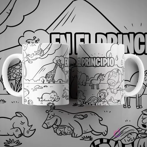 Dos tazas blancas con diseño de sublimación para colorear que ilustra 'En el Principio', mostrando animales como jirafa, rinoceronte, hipopótamo y caballos en un paisaje montañoso.