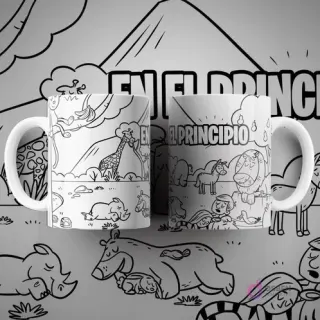 Dos tazas blancas con diseño de sublimación para colorear que ilustra 'En el Principio', mostrando animales como jirafa, rinoceronte, hipopótamo y caballos en un paisaje montañoso.