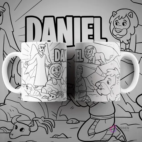 Dos tazas blancas con diseño para colorear de Daniel en el foso de los leones, mostrando a Daniel, un ángel y leones alrededor. Texto 'DANIEL' visible.