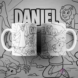 Dos tazas blancas con diseño para colorear de Daniel en el foso de los leones, mostrando a Daniel, un ángel y leones alrededor. Texto 'DANIEL' visible.