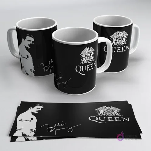 Mugs negros sublimados con diseños de Queen, Freddie Mercury y firma, junto a hojas de sublimación.