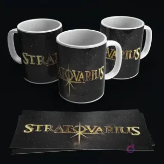 Mugs negros sublimados con el logo dorado de Stratovarius sobre fondo espacial, con hojas de sublimación.