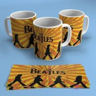 Mugs amarillos y naranjas sublimados con la silueta de The Beatles caminando sobre un fondo de rayos de sol.