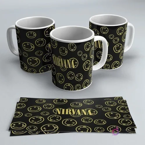 Mugs negros sublimados con el logo de Nirvana y un patrón de caras sonrientes amarillas.