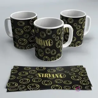 Mugs negros sublimados con el logo de Nirvana y un patrón de caras sonrientes amarillas.