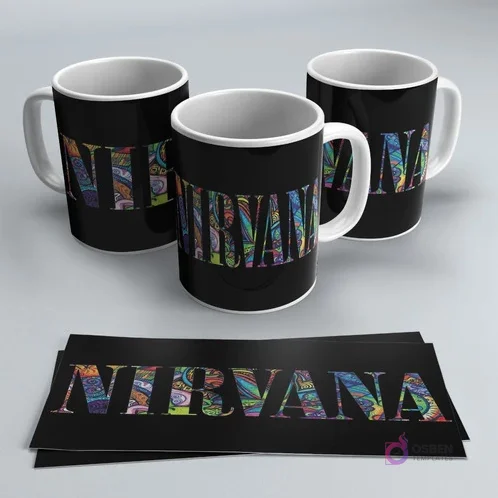 Mugs negros sublimados con el logo de Nirvana en un diseño colorido y psicodélico.