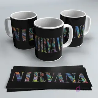 Mugs negros sublimados con el logo de Nirvana en un diseño colorido y psicodélico.