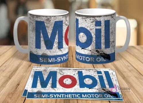 Dos tazas blancas de sublimación con diseño retro grunge del logo de Mobil y dos plantillas planas del mismo diseño sobre una mesa de madera.