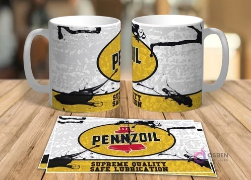 Dos tazas blancas de sublimación con diseño retro grunge del logo de Pennzoil y dos plantillas planas del mismo diseño sobre una mesa de madera.