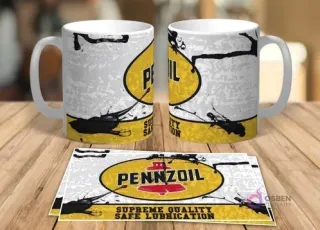 Dos tazas blancas de sublimación con diseño retro grunge del logo de Pennzoil y dos plantillas planas del mismo diseño sobre una mesa de madera.