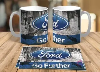 Dos tazas blancas de sublimación con diseño retro grunge del logo de Ford 'Go Further' y dos plantillas planas del mismo diseño sobre una mesa de madera.