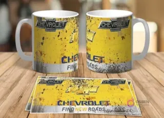 Dos tazas blancas de sublimación con diseño retro grunge del logo de Chevrolet 'Find New Roads' y dos plantillas planas del mismo diseño sobre una mesa de madera.