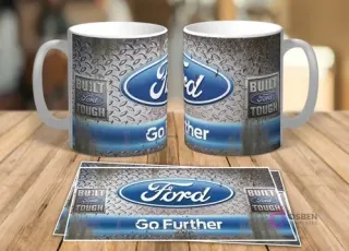Dos tazas blancas de sublimación con diseño retro grunge del logo de Ford 'Built Tough' sobre un fondo metálico y dos plantillas planas del mismo diseño sobre una mesa de madera.